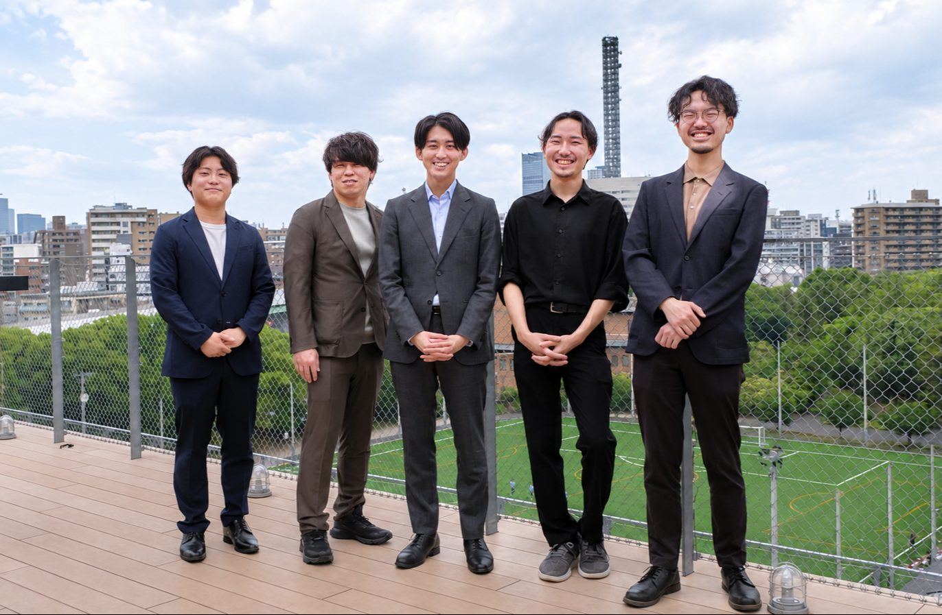 STATION Ai のルーフトップに集まる NAGARA のメンバー